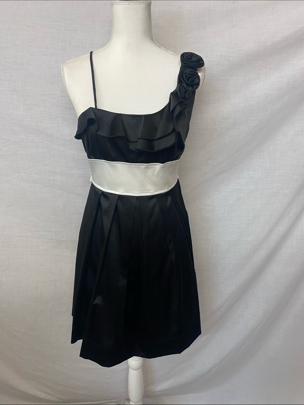 Alyn Paige Black One-Shoulder Cocktail Dress with White Waistband